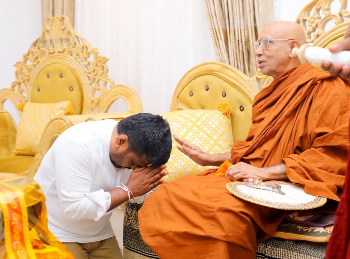 President Meets Mahanayaka Thera of the Sri Lanka Ramanna Nikaya